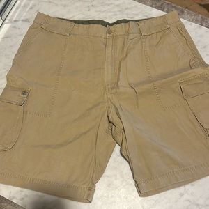 Izod Mens Khaki Cargo Shorts Sz 42 - G8
